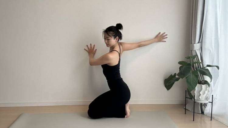 胸の硬さが姿勢を崩す？肩前側の詰まりをほどく簡単壁ストレッチ