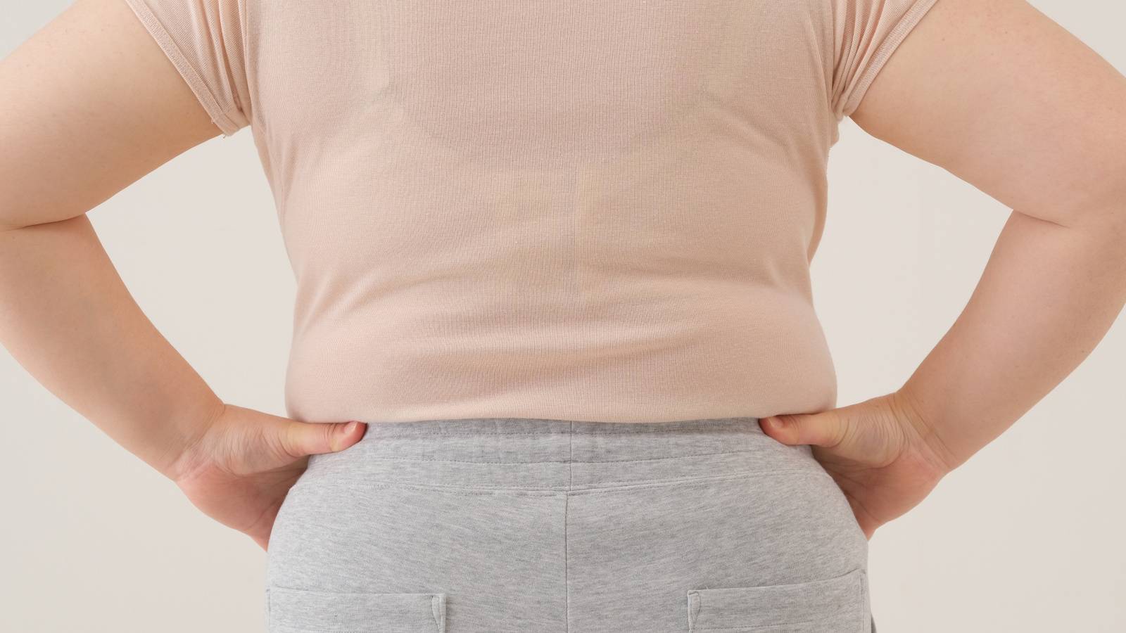  【40代からの頑張り過ぎない姿勢ケア】なぜか背中の肉が落ちない人必見の「コブラのポーズ」 