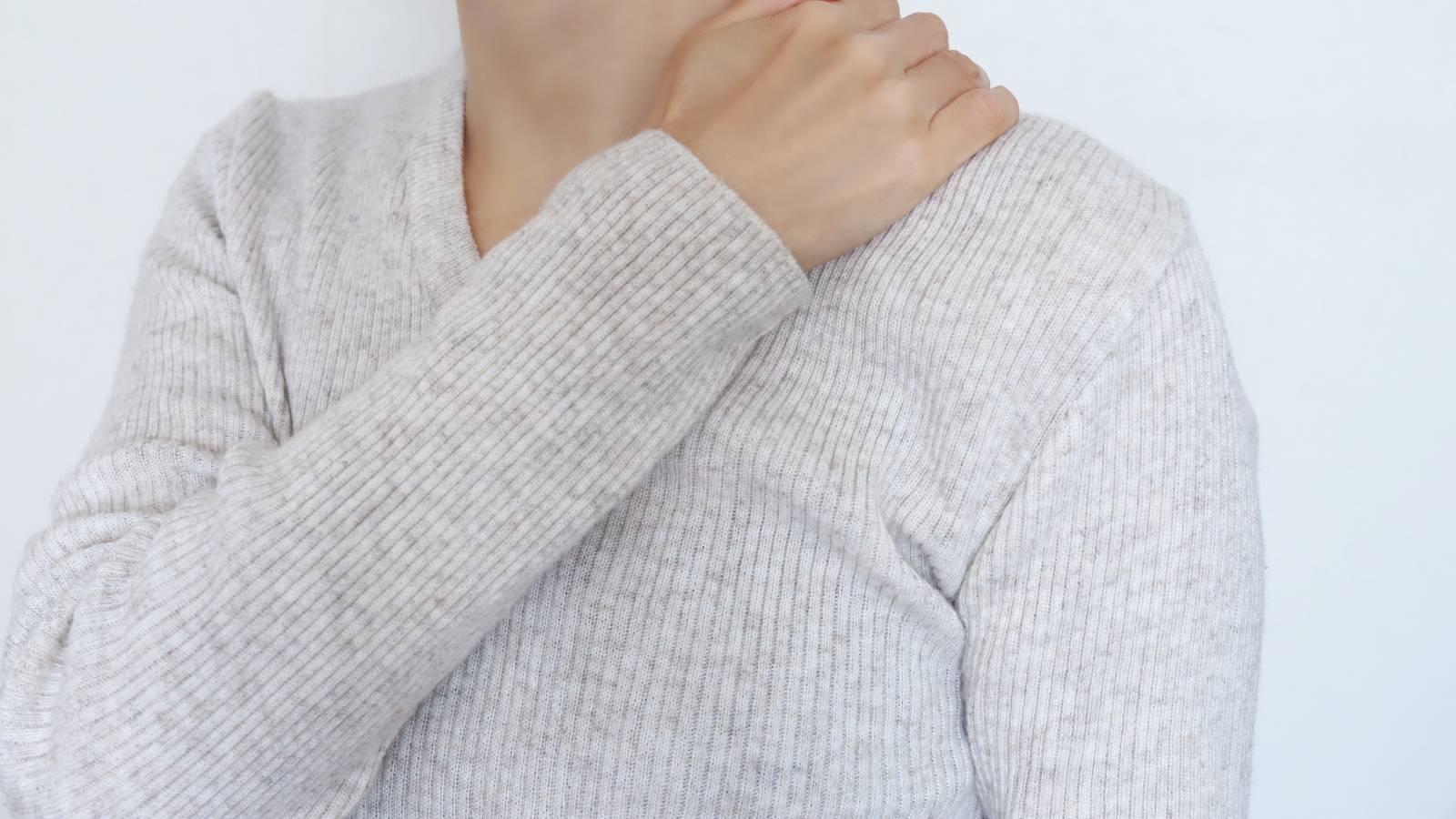  【巻き肩が治らないのは肩回りがガチガチに硬いから】「肩甲骨の癒着」をほぐして美姿勢を作る「鷲のポーズ」 