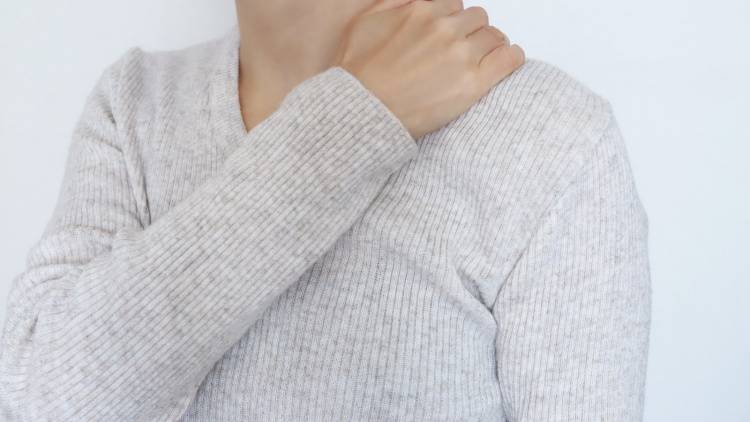 【巻き肩が治らないのは肩回りがガチガチに硬いから】「肩甲骨の癒着」をほぐして美姿勢を作る「鷲のポーズ」