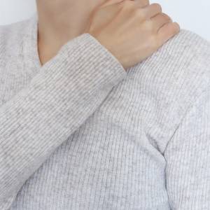 【巻き肩が治らないのは肩回りがガチガチに硬いから】「肩甲骨の癒着」をほぐして美姿勢を作る「鷲のポーズ」