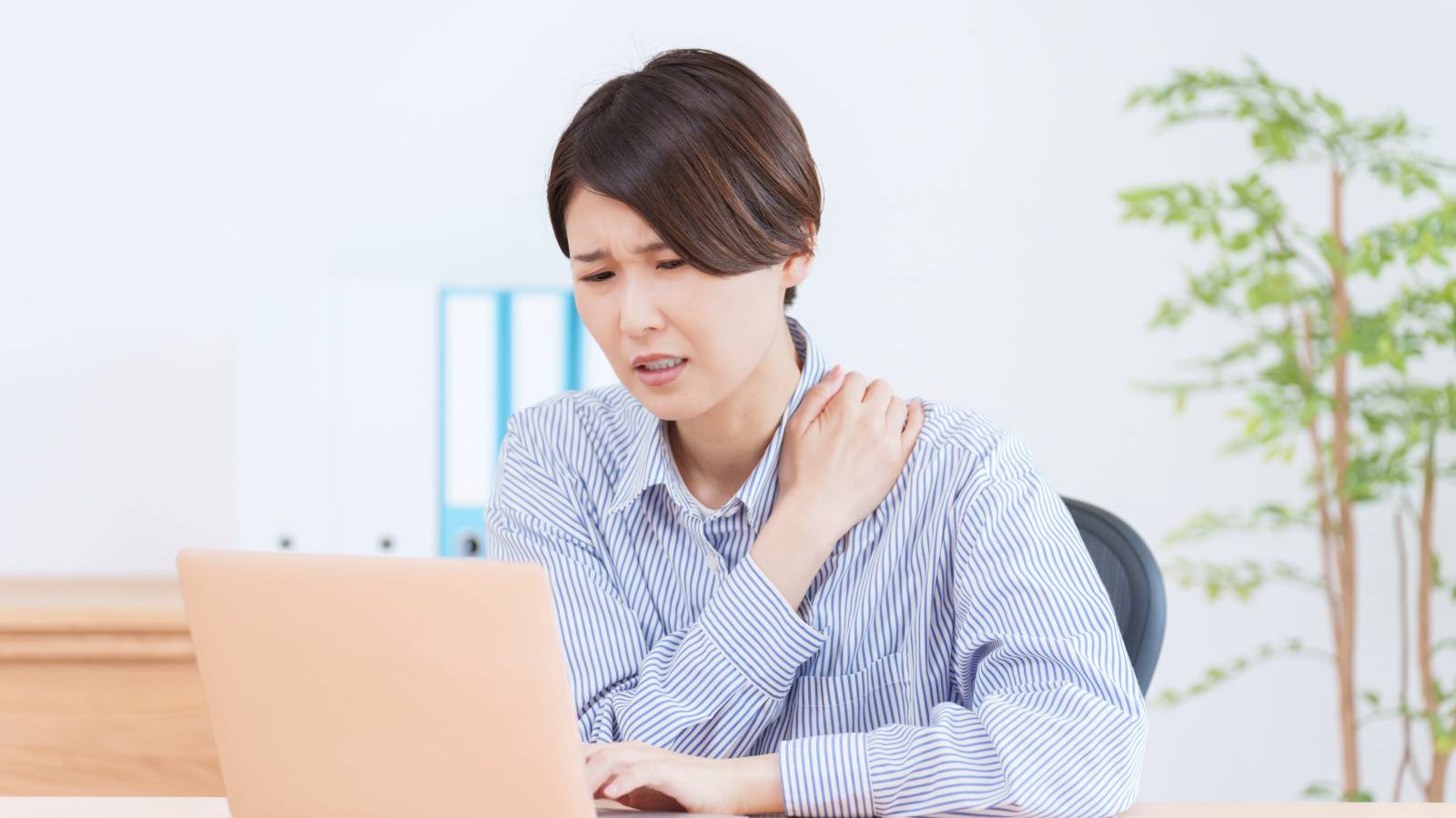  【猫背・巻き肩がみるみる改善！】「背面の筋力」を呼び覚まして美姿勢を作る「ピラティス・スワン」 