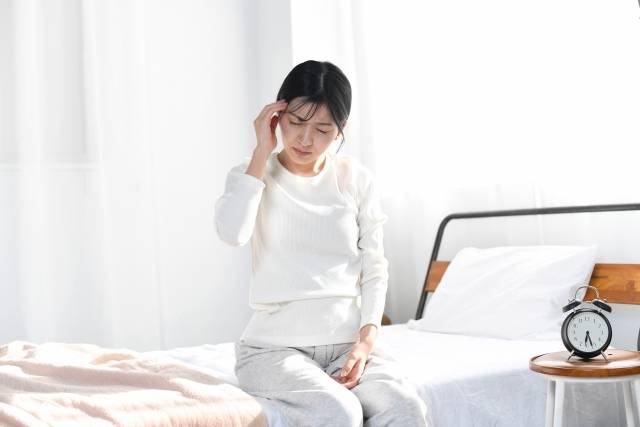 頭痛に悩む女性