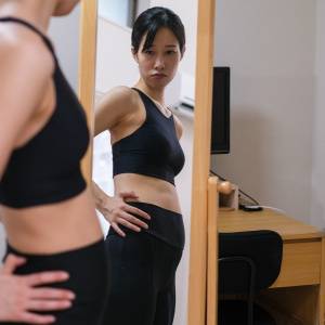 【たった30秒で脚が長くなる!?】年齢とともに短く見える脚…バランスを取り戻し長く見せる「お尻ストレッチ」