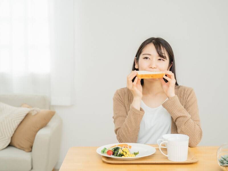 食パンを食べる女性