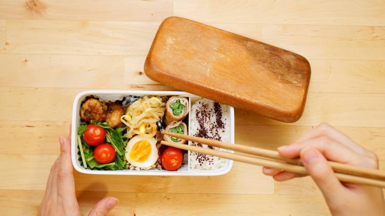 お弁当のフタ、すぐ閉めてない?食中毒予防の「朝5分ルール」|管理栄養士が解説