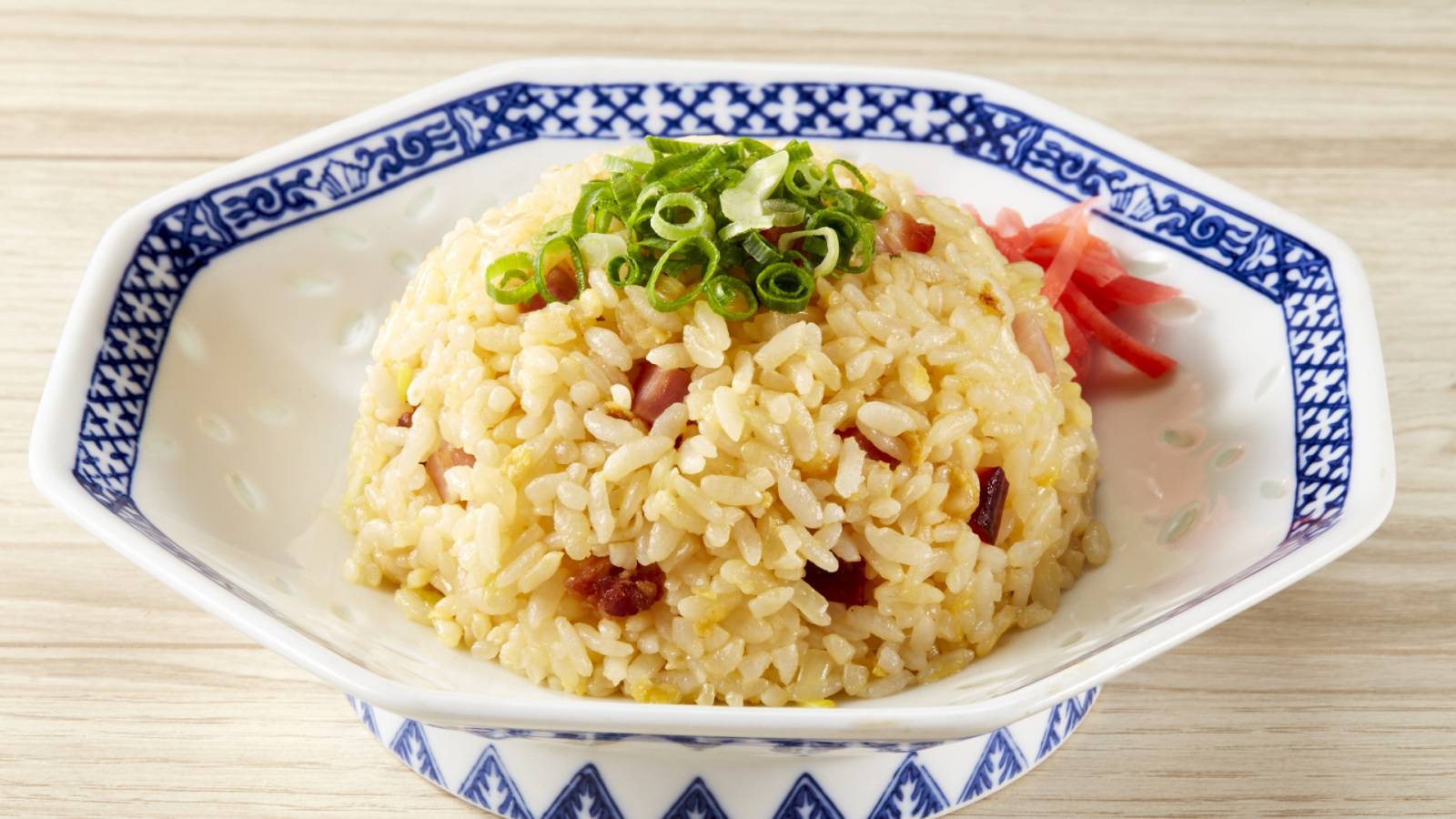 夜の「チャーハン」にプラスするだけ。睡眠の質が気になる人におすすめのたんぱく質レシピ｜管理栄養士が解説