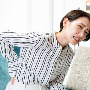 腰の圧迫感を解放してスーッと軽くする!座り疲れた腰をリセットするストレッチ【たった3ステップ】