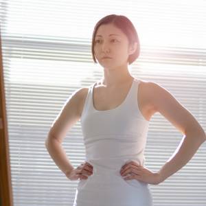腹筋より効く？浮き輪肉・ぽっこり下腹をまとめてすっきり！やさしいサイドプランクエクササイズ