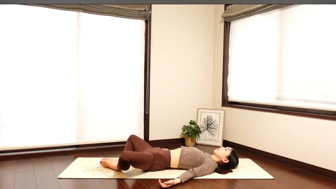 仰向けのがっせきポーズ