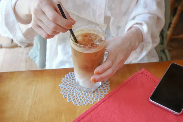 カフェオレ、女性