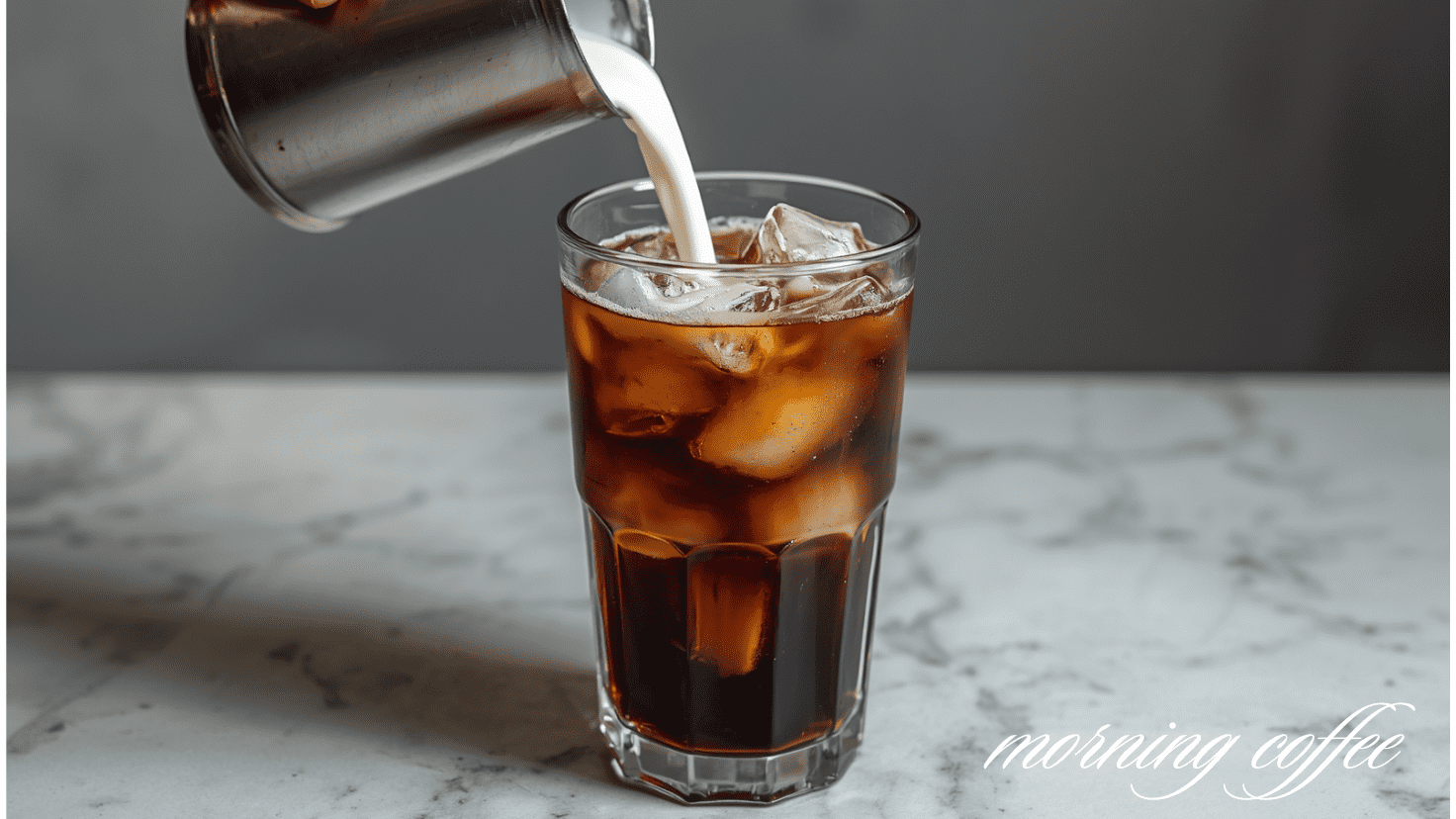 朝のコーヒーに牛乳を入れない方がいい人の特徴｜管理栄養士が解説
