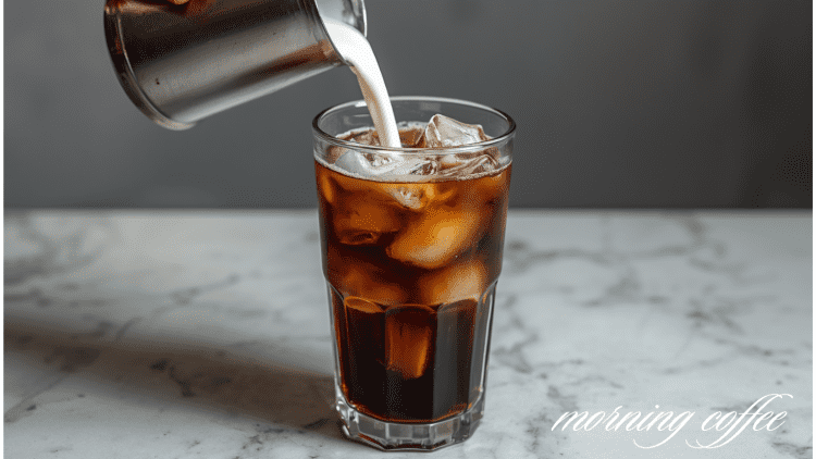 朝のコーヒーに牛乳を入れない方がいい人の特徴｜管理栄養士が解説