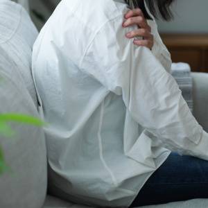 ささいな音や言葉にすぐ身構えてしまう…過剰に働き続ける「脳の警戒システム」のゆるめ方〈心理師が教える〉