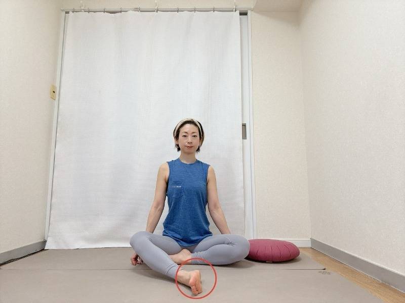 左のかかとを少し前に出したあぐらの体勢