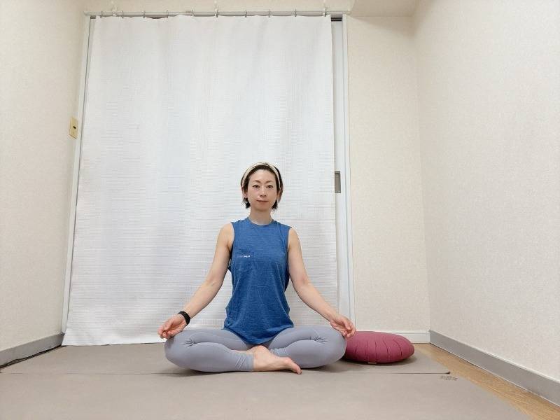 あぐらで座った体勢