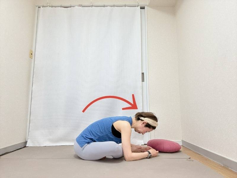 左かかとを少し前に出したあぐらから上体を前に傾けたお尻にストレッチ