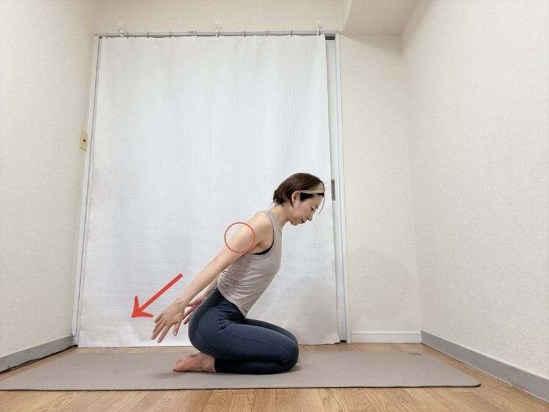 上体を斜め前に傾けた正座から、脇を締め、腕を体側に沿わせて斜め後ろに伸ばした体勢