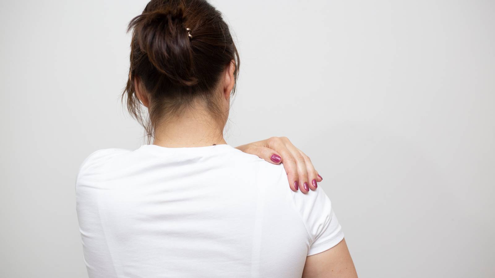  【年齢とともに後ろ姿が老けてきた】脂肪だけが原因じゃない！40代女性の後ろ姿が変わる「背中改善ストレッチ」 
