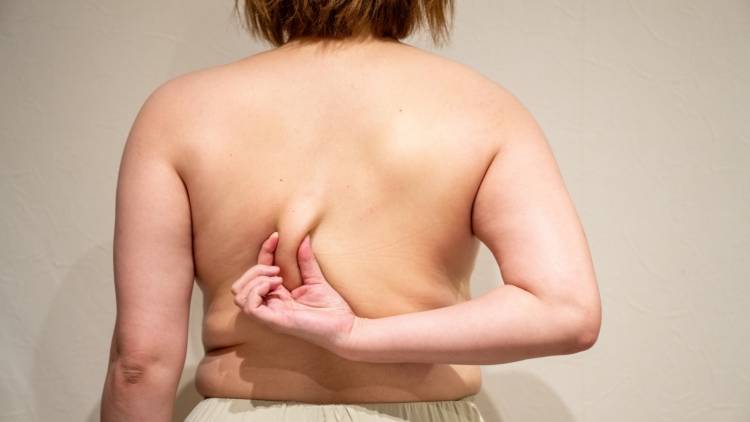 【1日たった3分】気持ち良いのに効き目抜群!体が硬くてもできる背中のハミ肉ゴッソリ撃退エクサ