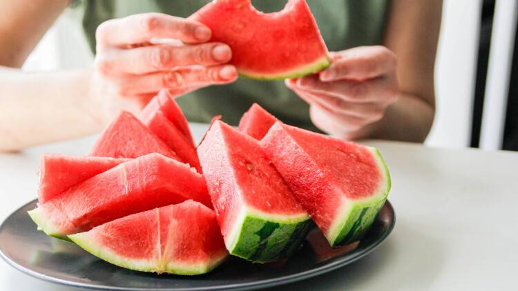 【スイカ】熱中症対策や水分補給だけではなかった!心臓病リスクを下げる可能性があることが研究で明らかに