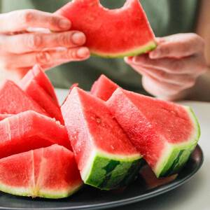 【スイカ】熱中症対策や水分補給だけではなかった！心臓病リスクを下げる可能性があることが研究で明らかに