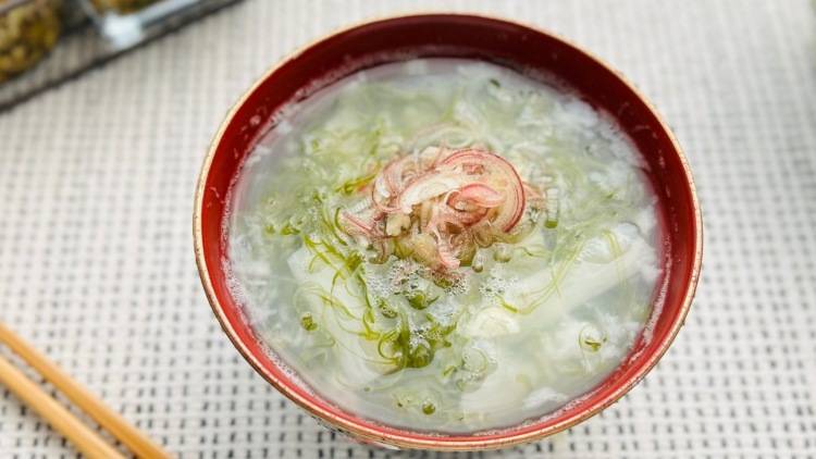 “海の食物繊維 + とろろ” でお腹を整える。暑い日に飲みたい「初夏のすまし汁」〈レシピ〉