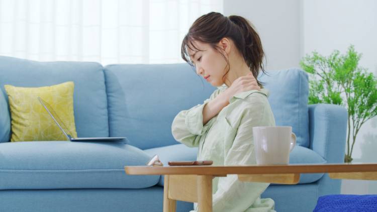 【寝る前たった1分】寝たまま体を横にゆるく伸ばすだけ！肩こりリセットエクササイズ