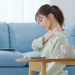 【寝る前たった1分】寝たまま体を横にゆるく伸ばすだけ!肩こりリセットエクササイズ