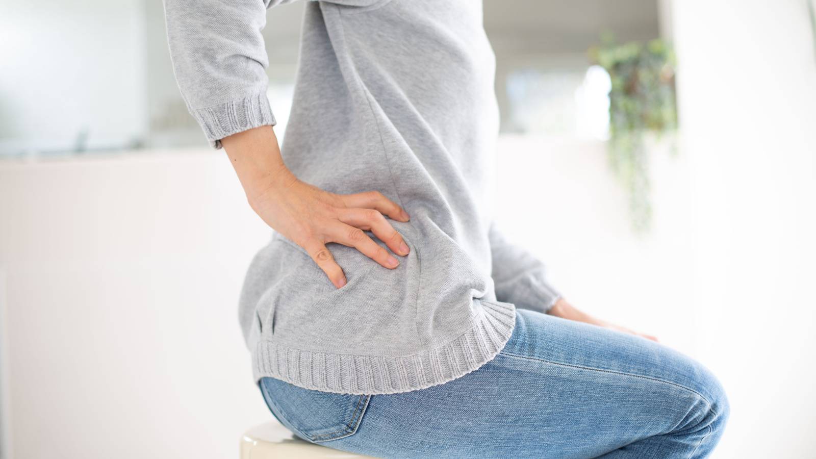  座りっぱなし後の腰の重だるさを軽くする！【体が硬くてもできる】脚の裏側まとめてストレッチ 