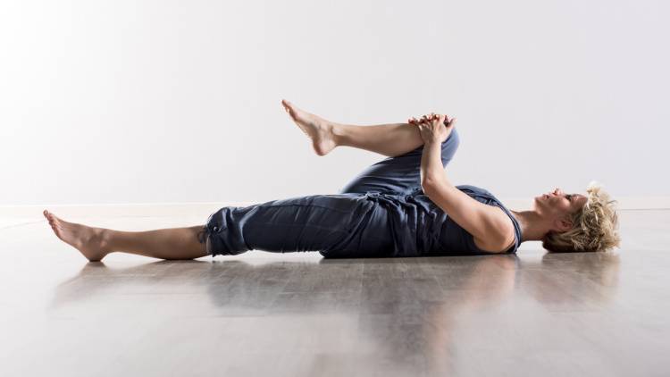 筋トレ不要!40代以降の運動嫌い向け【むくみケア】寝たまま簡単「膝を抱えるだけ」の脚ストレッチ