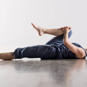 筋トレ不要！40代以降の運動嫌い向け【むくみケア】寝たまま簡単「膝を抱えるだけ」の脚ストレッチ