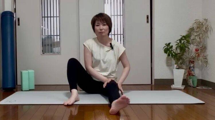 【体がガチガチに硬い人ほど効く】いきなり伸ばすのは逆効果！みるみる体が柔らかくなる「ゆらすだけストレッチ」