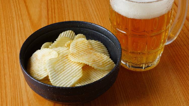 飲酒で超加工食品を食べ過ぎやすくなる可能性｜豪研究が示した意外な仕組み