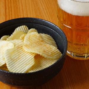飲酒で超加工食品を食べ過ぎやすくなる可能性|豪研究が示した意外な仕組み