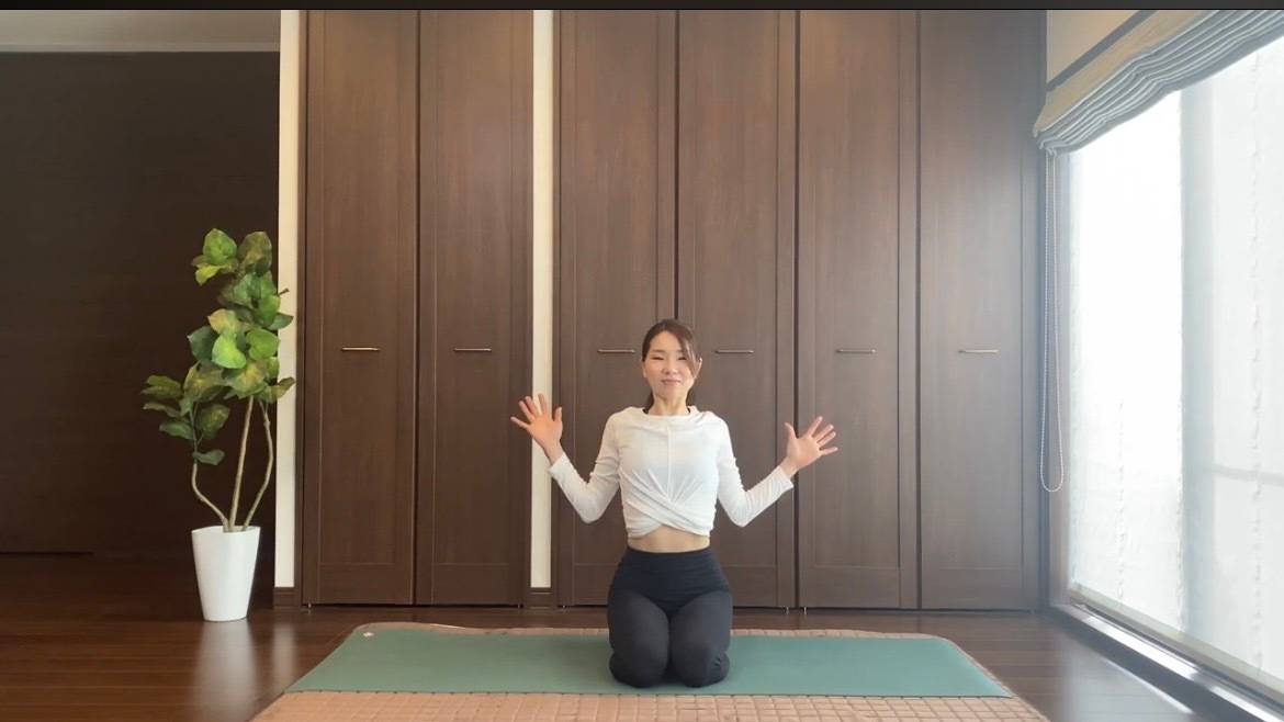 肩甲骨寄せストレッチ