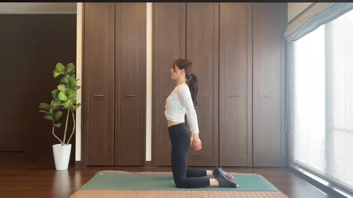 巻き肩ストレッチ