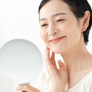 乾燥、くすみ、角栓…閉経で変化した肌に最適なケアとは?皮膚科専門医が教える「更年期世代のスキンケア」