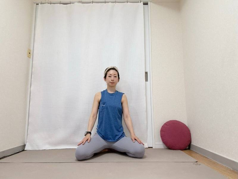 膝を開いた正座で座った体勢