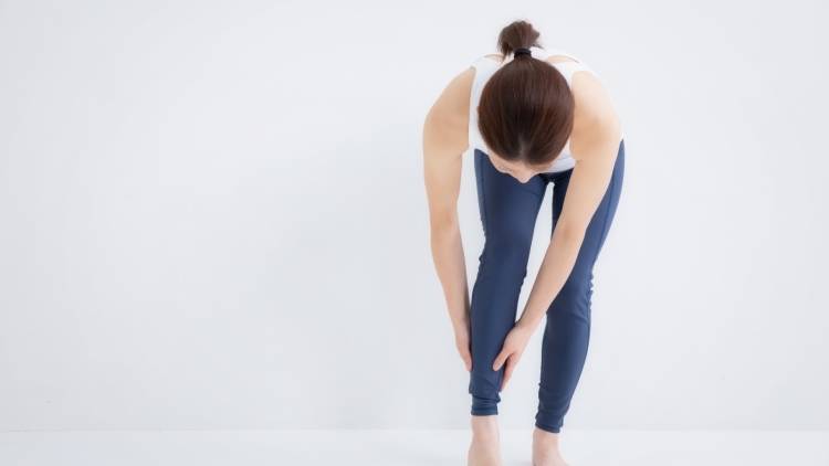 膝下O脚の原因は脚だけじゃない!歪みを整えて美脚を目指す座位ツイストストレッチ