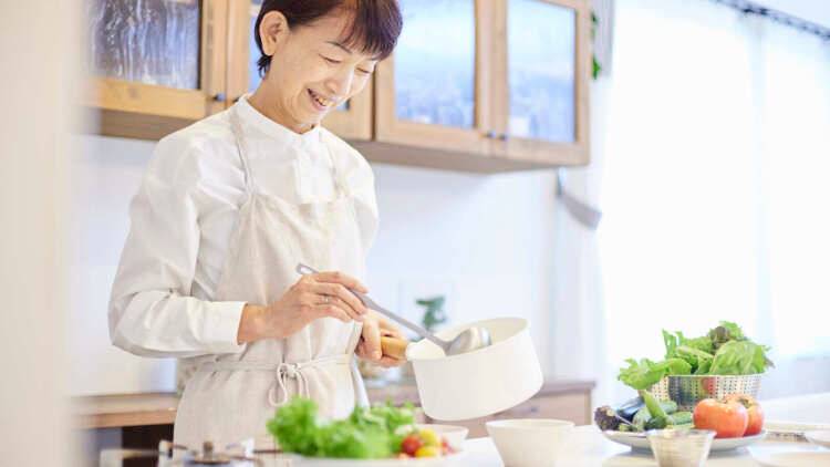 買い物、段取り、調理…料理は脳トレの宝庫だった!週1回の自炊で認知症リスク約30%低下【日本の大規模調査が示唆】