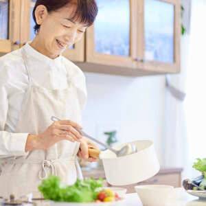 買い物、段取り、調理…料理は脳トレの宝庫だった!週1回の自炊で認知症リスク約30%低下【日本の大規模調査が示唆】