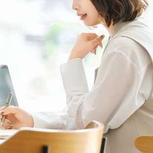 デスクワーカーに多い【猫背】姿勢|胸を開いて姿勢をリセット!1日1分の「コブラのポーズ」