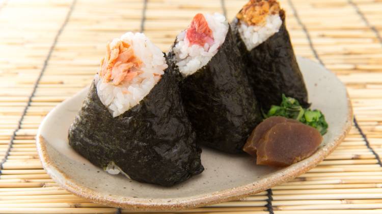 朝のおにぎりの具を変えるだけ！管理栄養士おすすめの美肌をサポートする食材5選