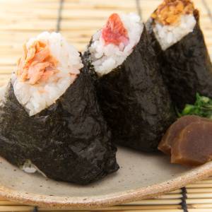 朝のおにぎりの具を変えるだけ!管理栄養士おすすめの美肌をサポートする食材5選