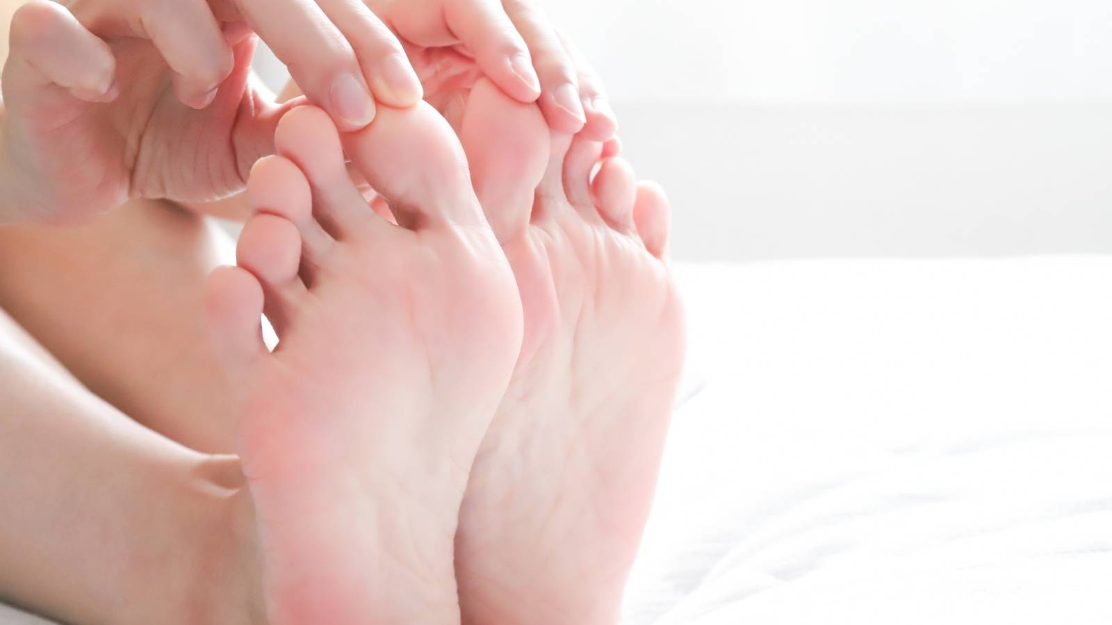  足指の間をほぐすだけで姿勢がぐっと快適に！ヨガ前におすすめの「足指セルフケア」とは 