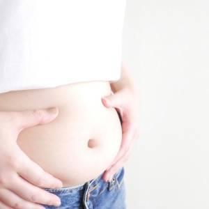 原因は食べ過ぎじゃありません!【すぐできる】ぽっこりお腹すっきりエクササイズ