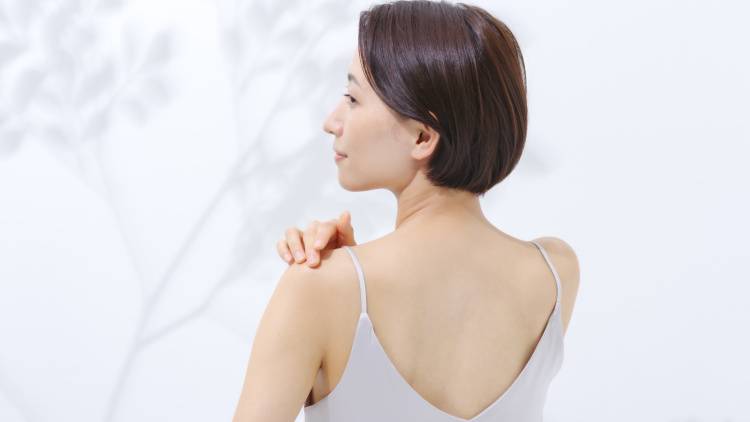 〈背中の厚みを削ぎ落とす〉40代以降の背中のもっさり感がスッキリ!後ろ姿を整えるエクササイズ