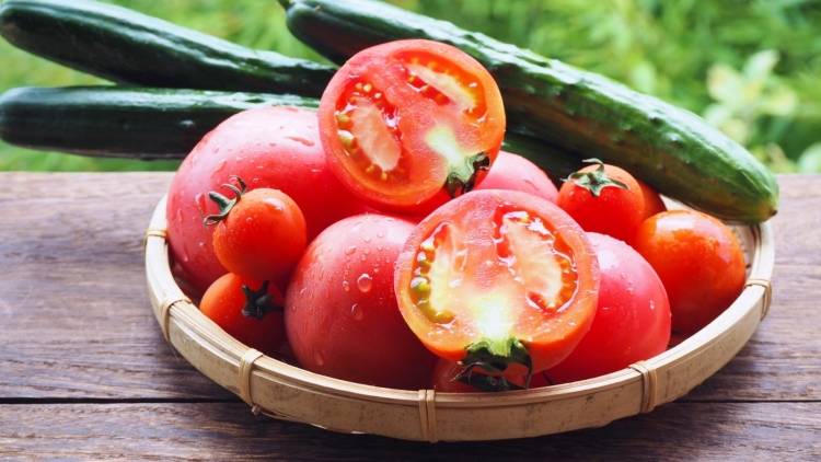 実は朝の生野菜が冷えやむくみの原因に。トマトとキュウリは「加熱」して食べるのが正解|管理栄養士が解説
