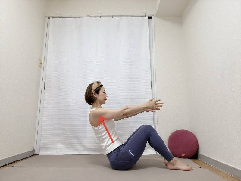 両膝を立てて座り、上体を少し後ろに傾けて両手を前に伸ばした体勢